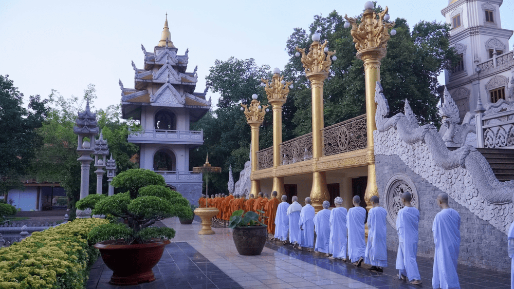 The hall's roof is designed according to ancient Thai architecture with multiple layers of curved roofs stacked in tiers (Source: Tổ Đ&igrave;nh Bửu Long Fanpage)
